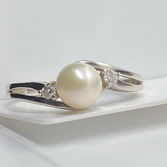Pearl & Silver Ring With Two Stones - Picture 4 of 16
